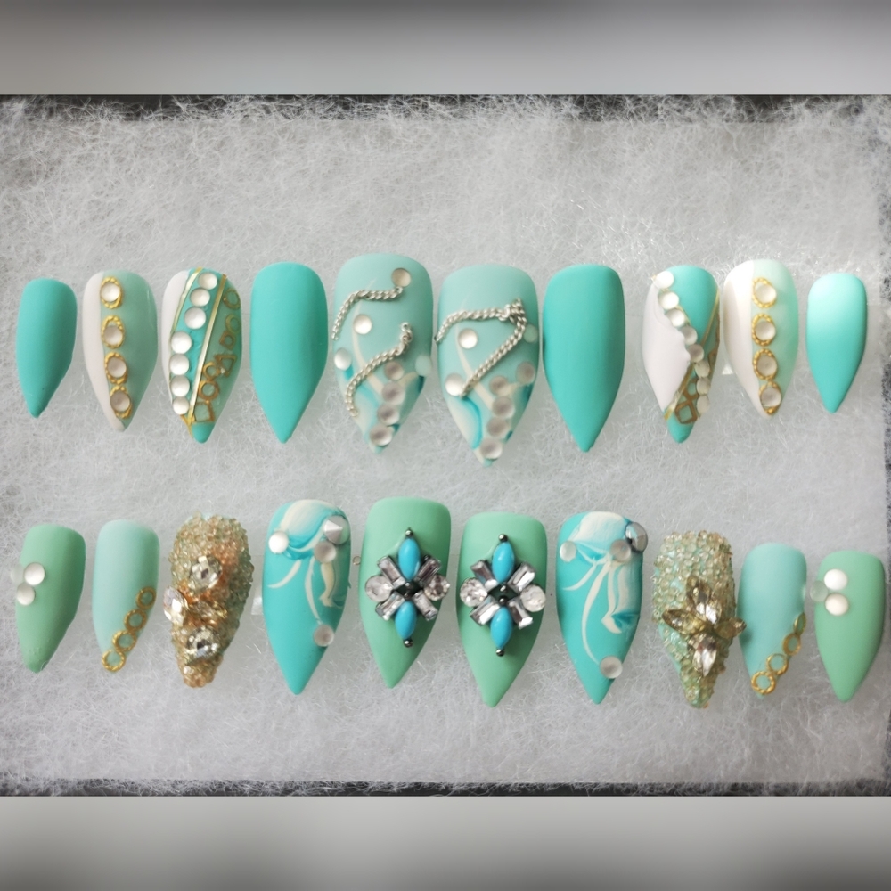 Luxurious press-on Nails - Picture 4 of 13